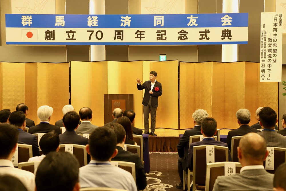 あいさつする山本知事
