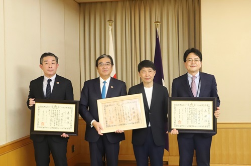 写真:山本知事と公益財団法人ぐんぎん財団の皆さま