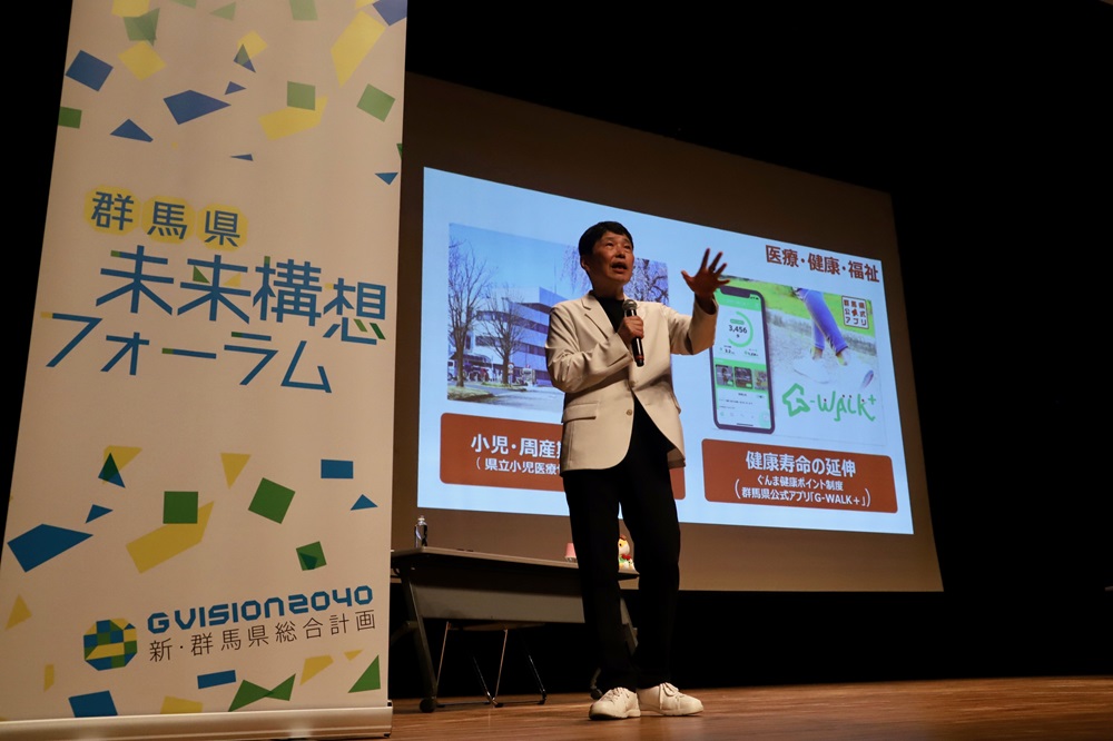 スピーチする山本知事
