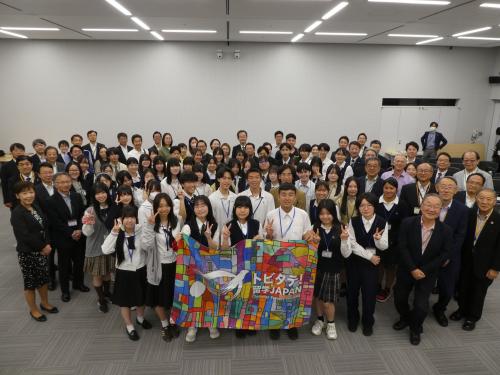 壮行会、事前オリエンテーション参加者の集合写真です
