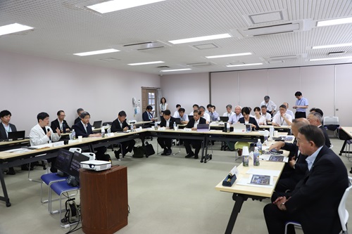 写真:挨拶する山本知事