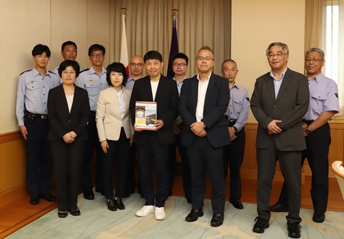 写真:記念撮影する出席者