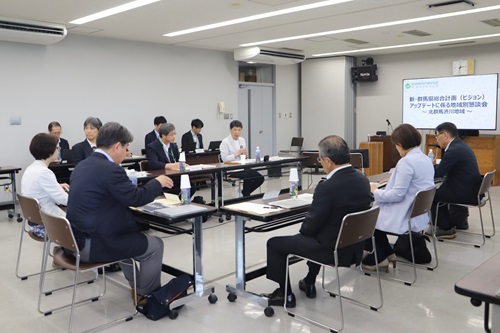 写真:あいさつする山本知事