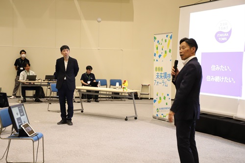 写真:小野田町長のプレゼンを聞く山本知事