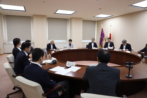 写真:あいさつする山本知事