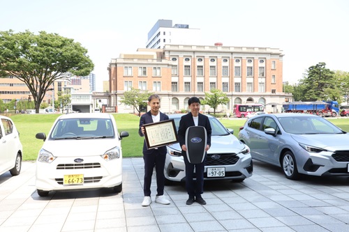 写真:山本知事と富士スバル株式会社代表取締役会長兼CEO斎藤様
