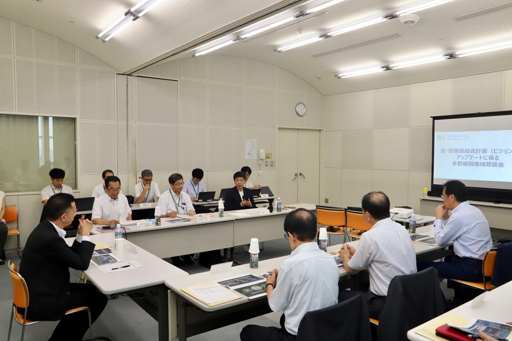 あいさつする山本知事