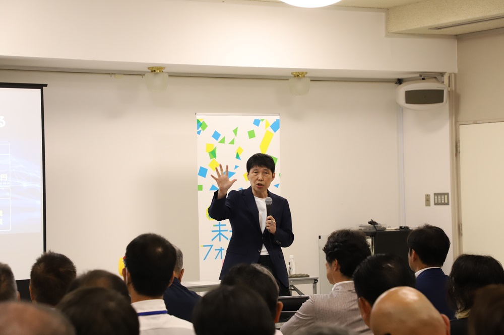 スピーチする山本知事