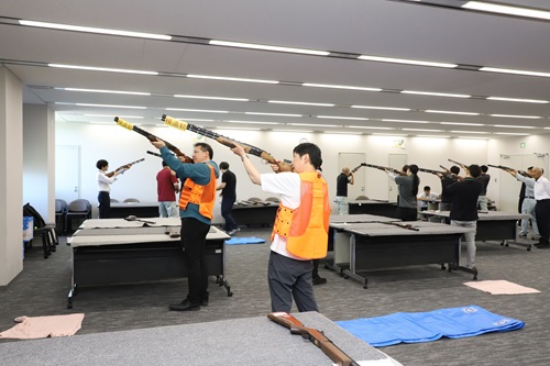 写真:勉強会に出席する山本知事