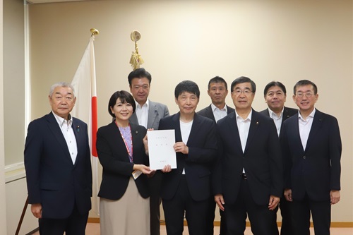 写真：要望書を受け取る山本知事