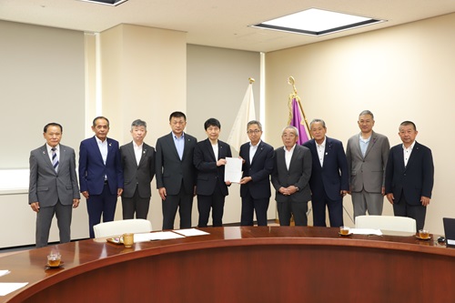 写真：要望書を受け取る山本知事