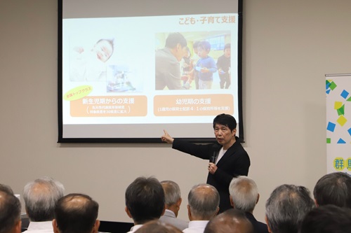 写真：プレゼンテーションを行う山本知事