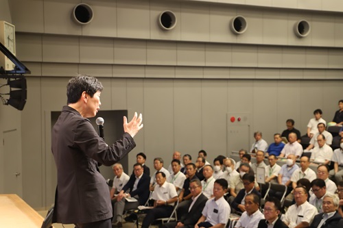 写真：プレゼンする山本知事