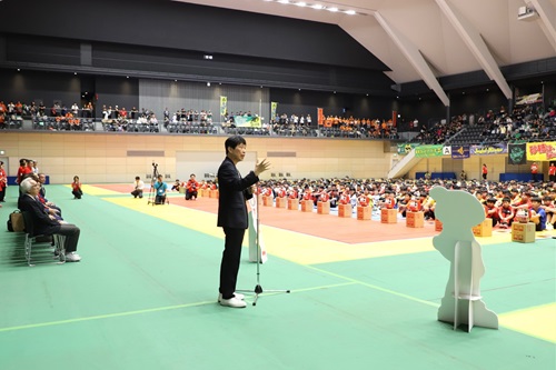 写真：あいさつする山本知事