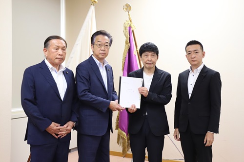 写真：要望書を受け取った山本知事