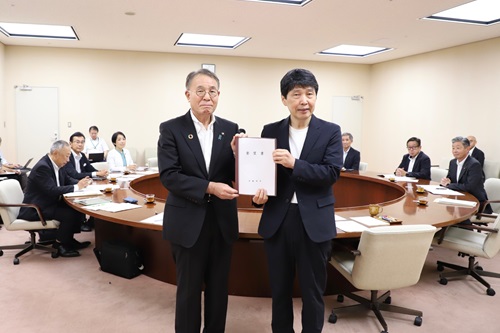 写真：要望書を受け取った山本知事