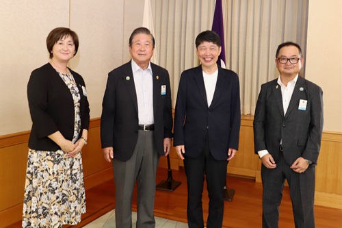 山本知事と出席者の記念写真