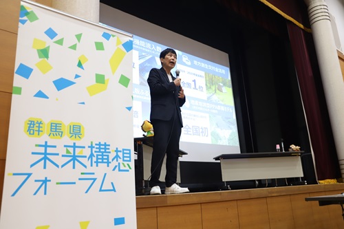 写真：プレゼンテーションを行う山本知事