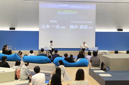 写真：トークセッションを行う山本知事と藤井学長
