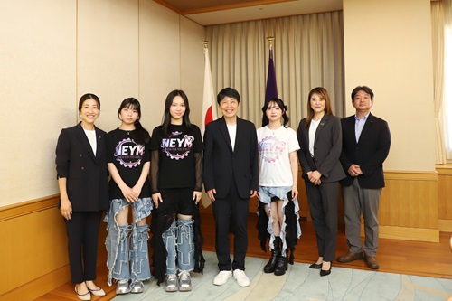 写真：山本知事と「NEYM（ネイム）」の皆さん