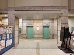 正面エレベーターの画像