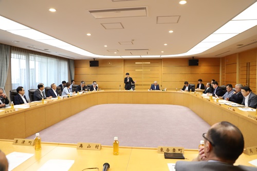 写真：あいさつする山本知事