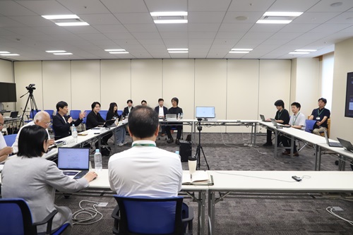 写真：プレゼンを聞いて意見を述べる山本知事