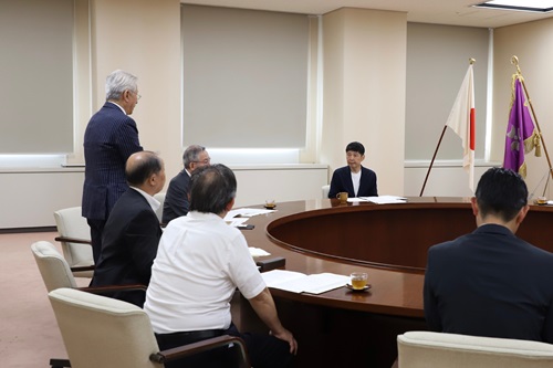 写真：あいさつを聞く山本知事