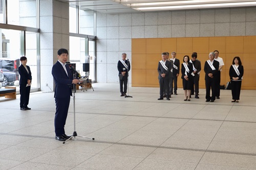 あいさつする山本知事