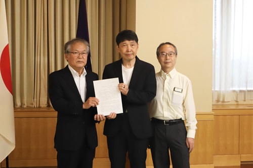 前橋市文化協会から意見書を受け取った山本知事