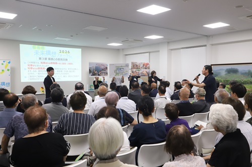 参加者の話を聞く山本知事