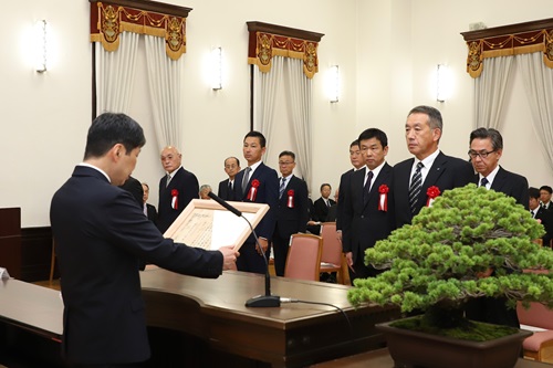 写真:表彰状を朗読する山本知事