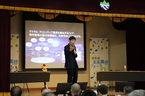 写真:プレゼンテーションを行う山本知事