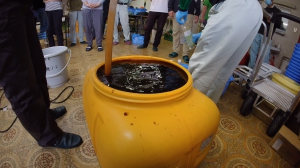 微生物活性液づくりの様子の写真
