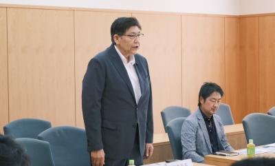 挨拶をする森副委員長の写真