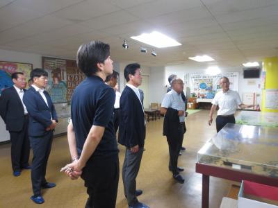 横浜市立南吉田小学校で説明を受けている写真