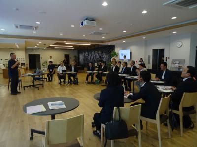 岡山大学共創イノベーションラボで説明を受けている写真
