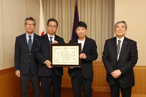 写真:感謝状贈呈後に記念撮影する出席者