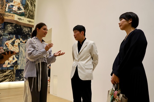 展示作品を鑑賞する山本知事