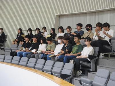 一般質問を傍聴する様子画像