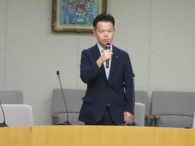 挨拶する金井康夫議長の画像