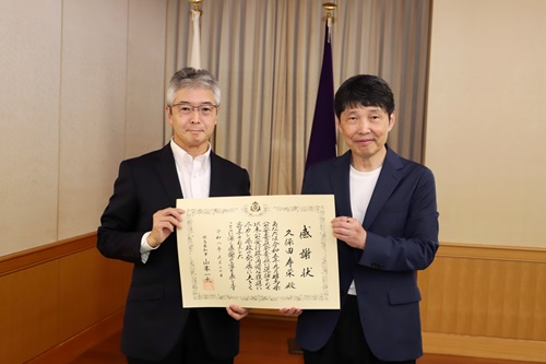 山本知事と出席者の記念写真