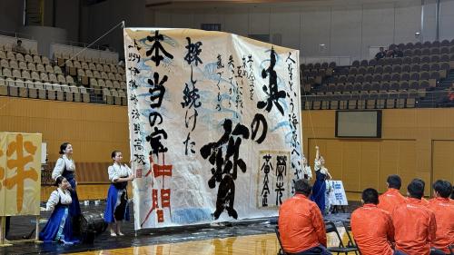 伊勢崎清明高校の書道パフォーマンスの写真