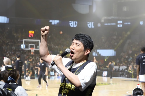 写真:あいさつする山本知事