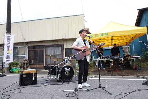 写真:アコースティックギターを演奏する山本知事