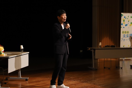 スピーチする山本知事