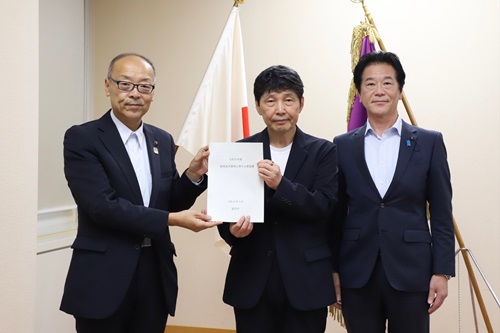 写真:要望書を受け取った山本知事