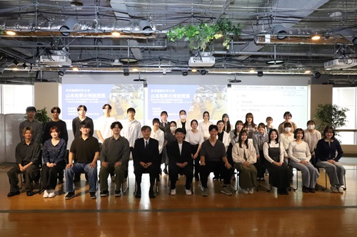 写真:山本知事と群馬県立県民健康科学大学の学生の皆さん