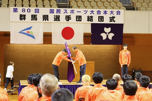 写真:県旗を授与する山本知事