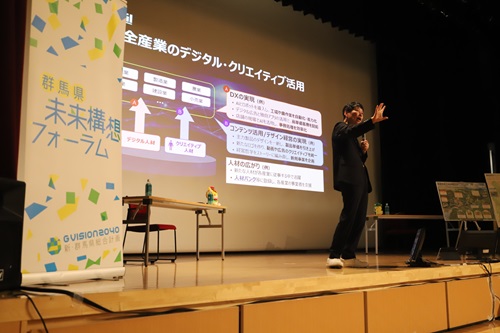 写真:プレゼンテーションを行う山本知事